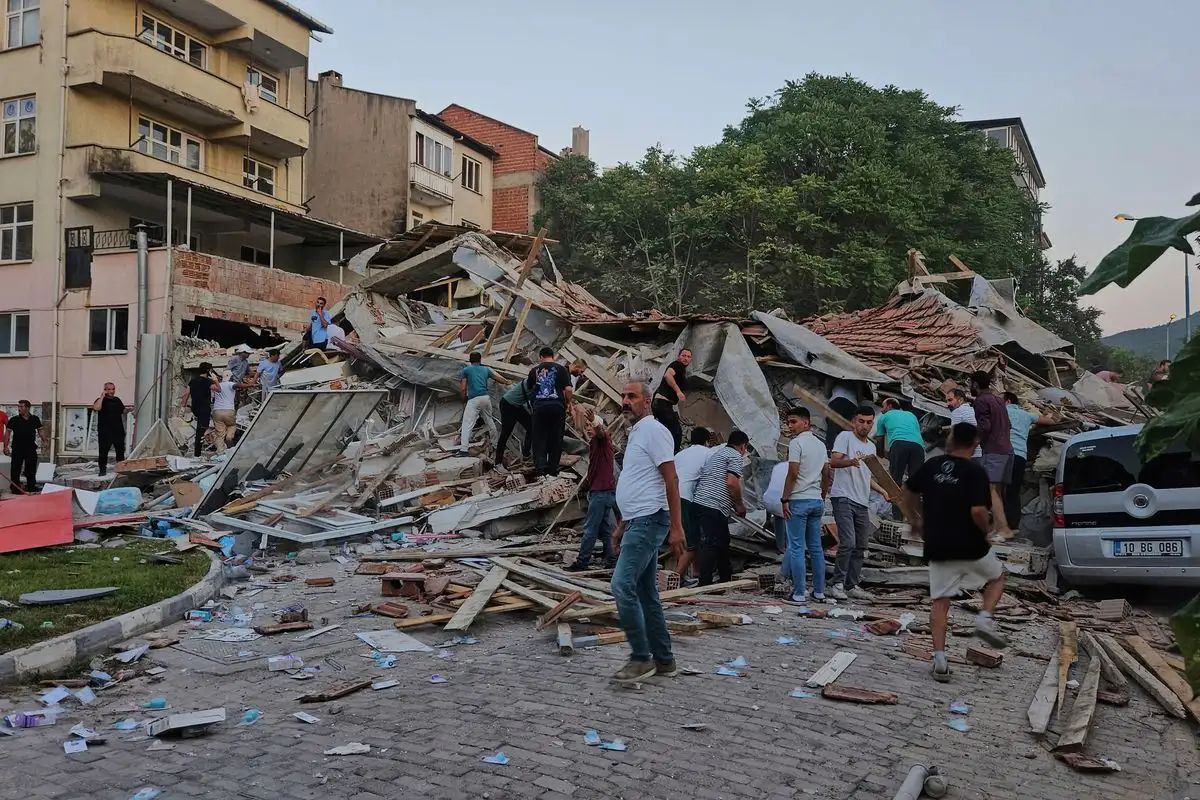 Sismo 6.1 derriba edificios en Turquía