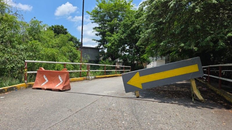 Obra inconclusa bloquea calle