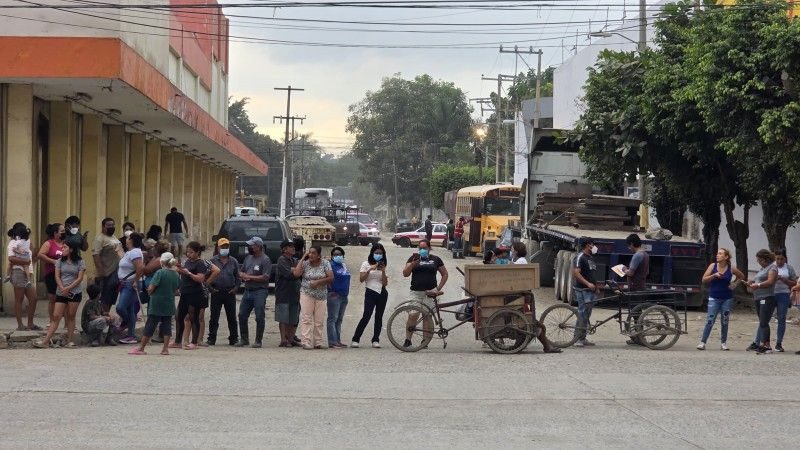 Vecinos bloquean bulevar Vecinos bloquean bulevar