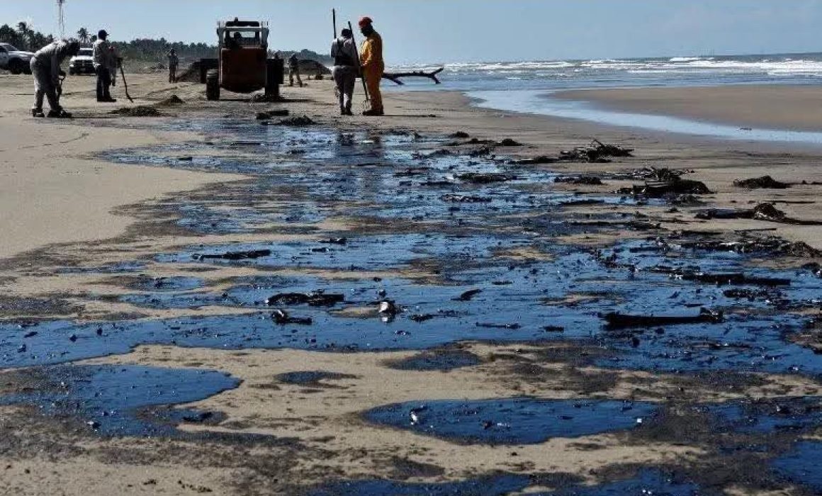 Marina identifica tres fuentes del derrame Marina identifica tres fuentes del derrame