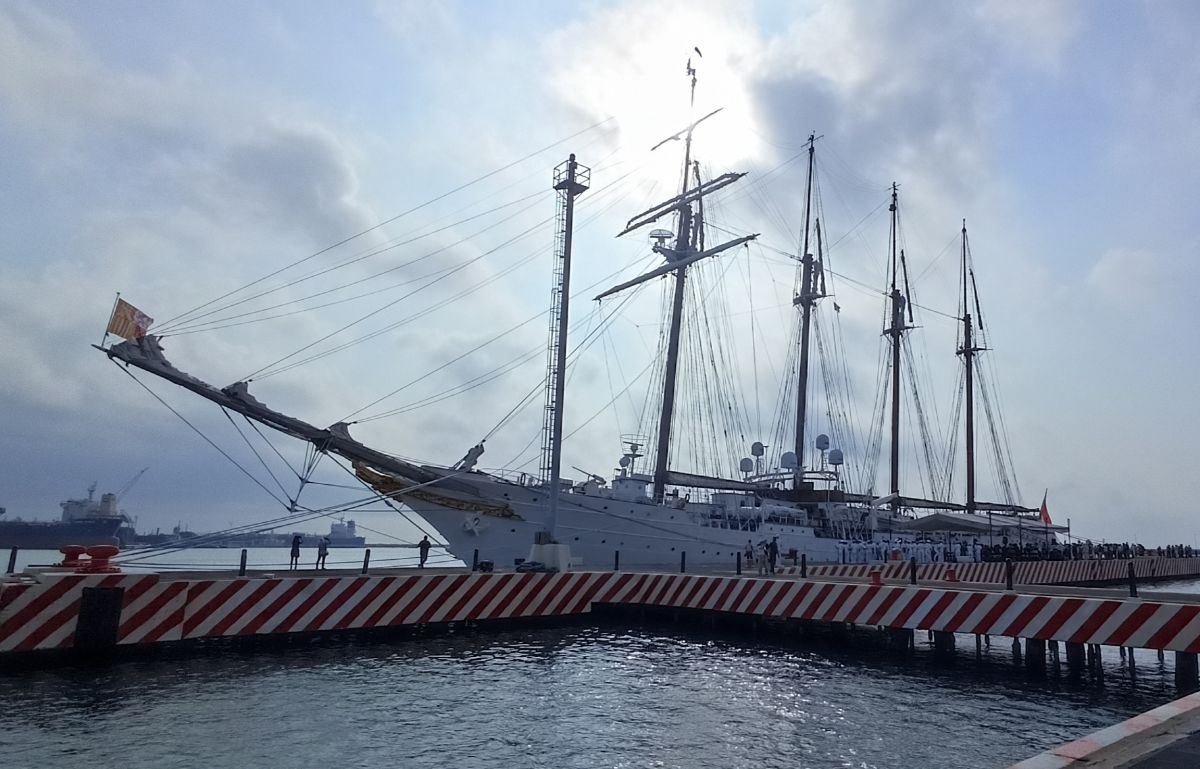 Zarpa buque Juan Sebastián de Elcano