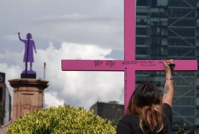 Muertes violentas de mujeres bajan 27.2% en México