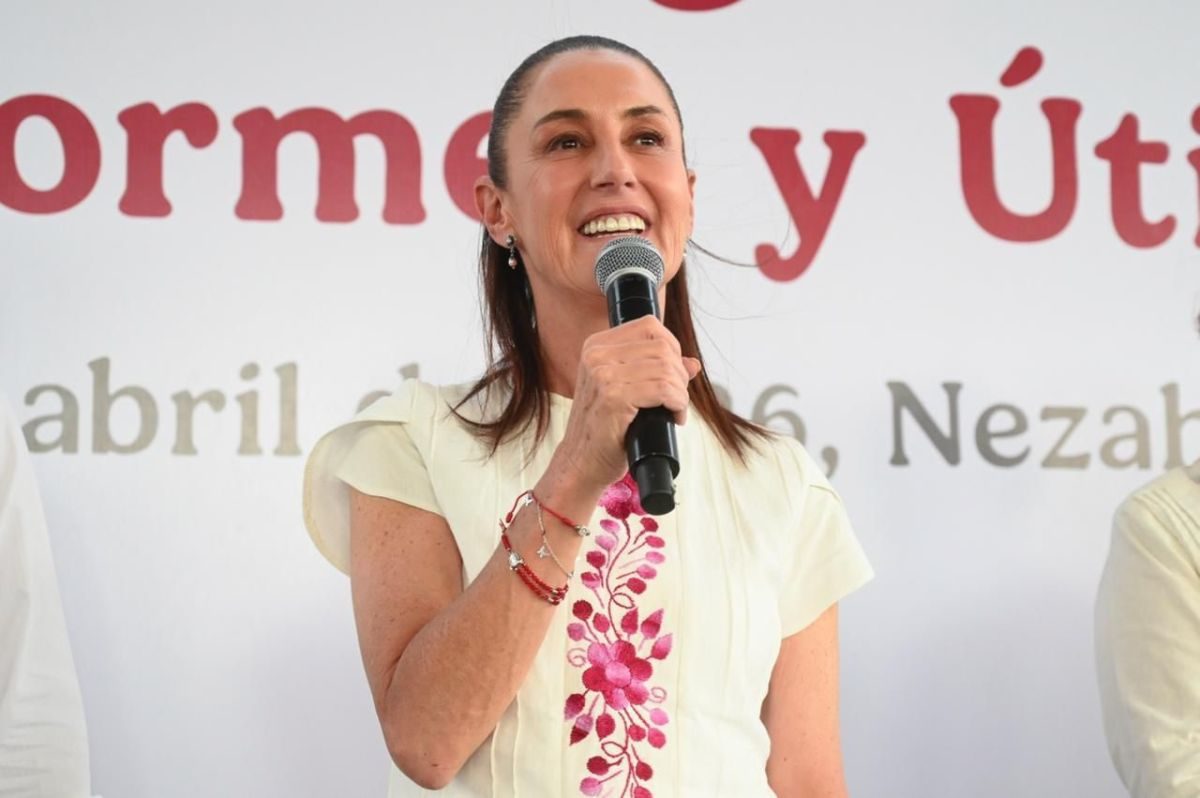 Inicia entrega de tarjetas de la beca Rita Cetina