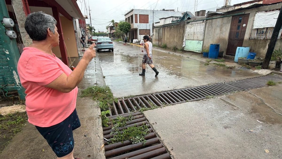 Lluvia colapsa drenajes