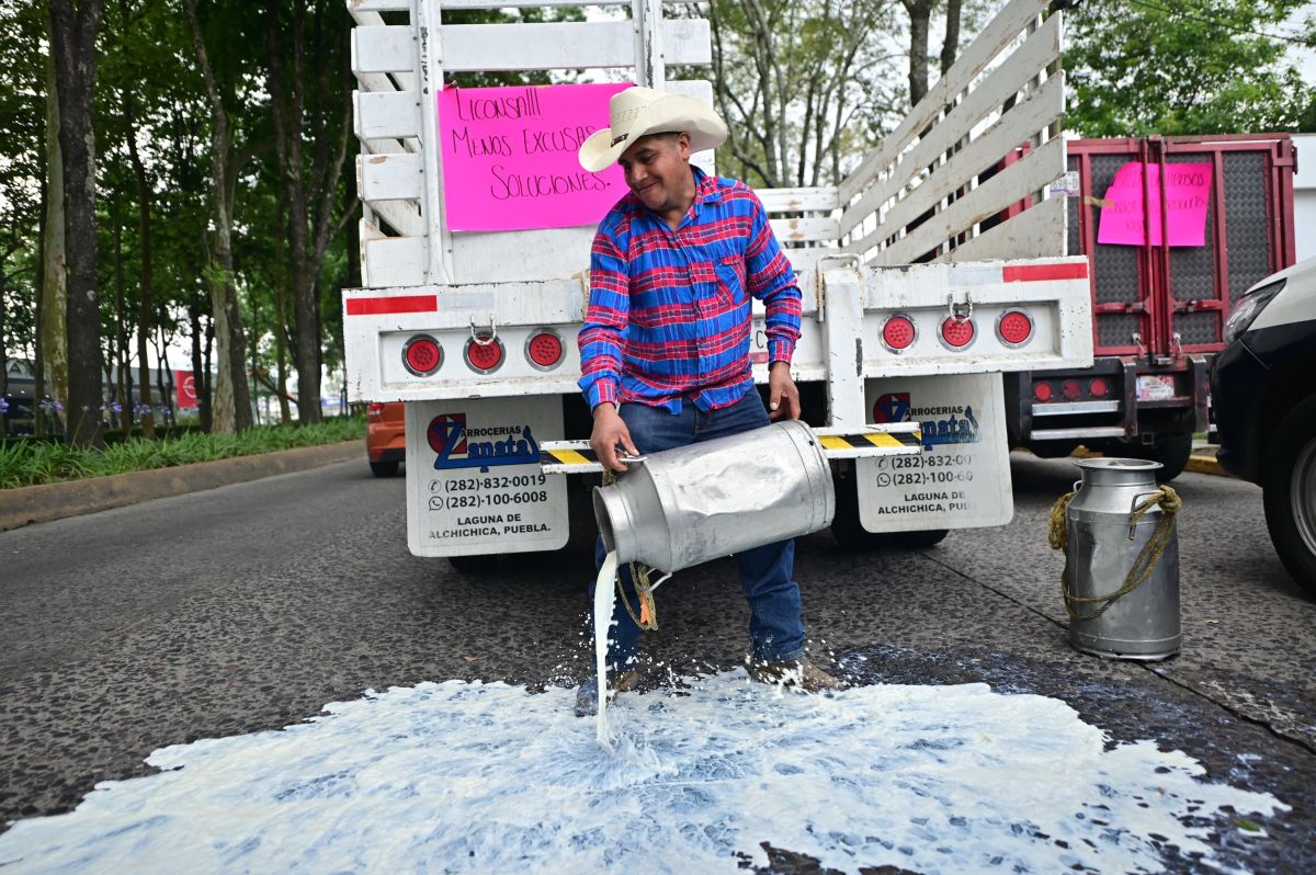 Dan de baja a 200 productores lecheros