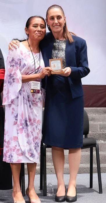 Otorgan medalla a docente de educación indígena