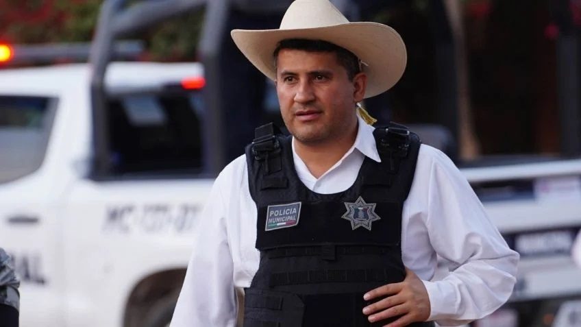 Ofrecen recompensa por el jefe de escoltas de Manzo