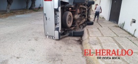 Volcó camioneta en la colonia Petrolera de Coatzacoalcos, no hubo lesionados