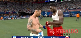Messi y Alphonso Davies intercambian playeras tras el Argentina vs Canadá