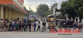 Vecinos bloquean bulevar Vecinos bloquean bulevar