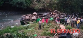 Caída de autobús deja 10 muertos Caída de autobús deja 10 muertos