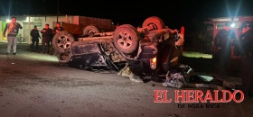 Volcadura de camioneta deja a mujer lesionada Volcadura de camioneta deja a mujer lesionada