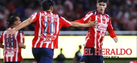 Chivas rescató de forma dramática el empate ante Pumas