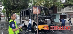 Se incendia camión urbano Se incendia camión urbano