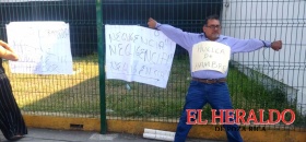 Realizan huelga de hambre frente al IMSS