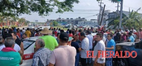 Bloquean taxistas accesos a la ciudad Bloquean taxistas accesos a la ciudad